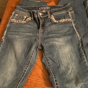 love the details on these jeans